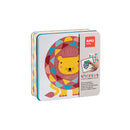 Apli Juegos de Gomets Leon - Incluye 16 Laminas y 14 Hojas de Gomets Removibles - Estimula la Psicomotricidad Fina y el Pensamiento Matematico - Caja Metalica Exclusiva Apli Kids - Colorido Diseño Leon